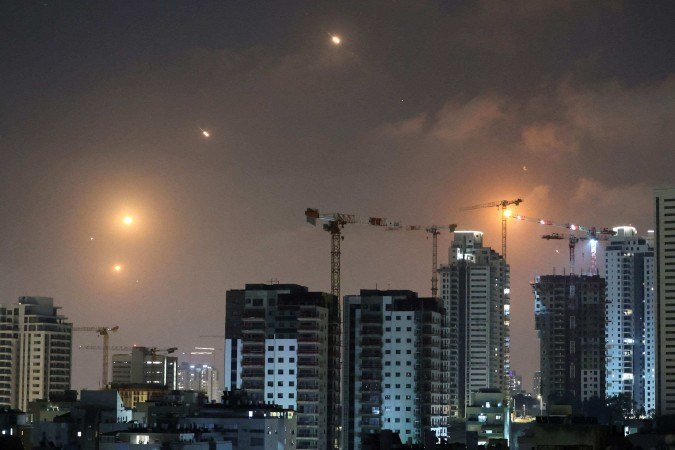 This picture shows rocket trails in the sky above Netanya on June 13, 2025. Air raid sirens sounded in Jerusalem and loud blasts were heard on June 13, AFP journalists reported, as the Israeli military said it had detected a missile launched from Iran. (Photo by JACK GUEZ / AFP)
- (crédito: AFP) This picture shows rocket trails in the sky above Netanya on June 13, 2025. Air raid sirens sounded in Jerusalem and loud blasts were heard on June 13, AFP journalists reported, as the Israeli military said it had detected a missile launched from Iran. (Photo by JACK GUEZ / AFP)
- (crédito: AFP)