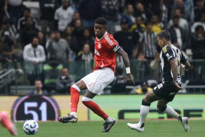 VITÃO – O melhor da defesa, excelente nas antecipações e salvando um gol certo de Scarpa. Infeliz ao marcar contra ao tentar cortar cruzamento de Rubens. Seguiu tirando muitas bolas no segundo tempo. NOTA: 6,5. Foto: Ricardo Duarte / Internacional