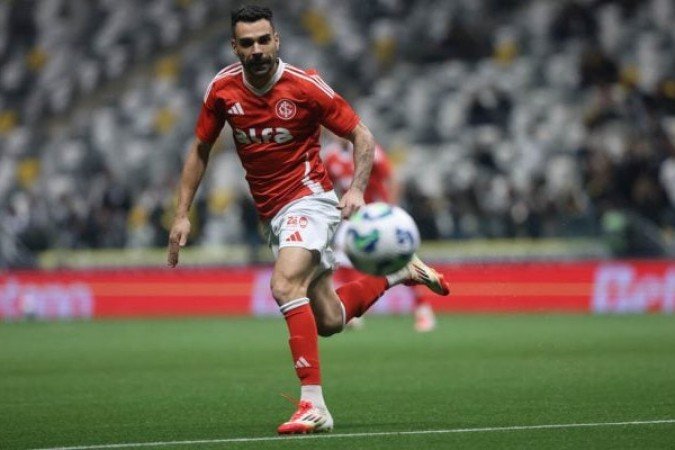 BRUNO HENRIQUE – Com pouca criatividade, trocou passes curtos no primeiro tempo. Saiu no intervalo para a entrada de Yago. NOTA: 5,0. Foto: Ricardo Duarte / Internacional