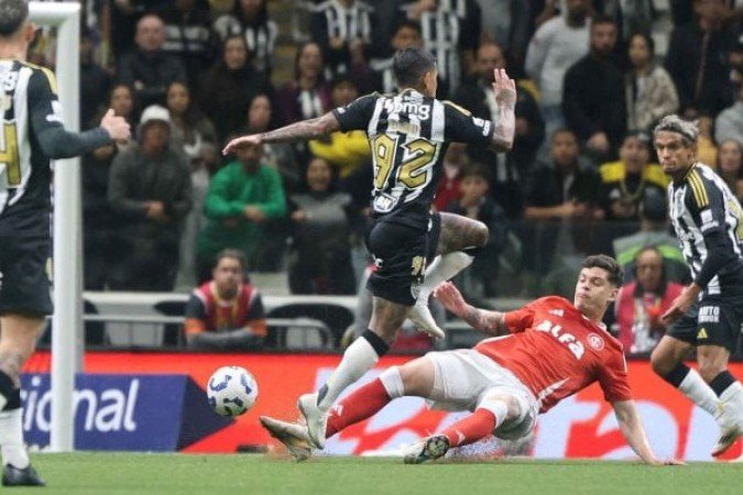 RONALDO â?? Inseguro no primeiro tempo, principalmente apÃ³s errar o passe que quase gerou um gol de Scarpa. Um pouco melhor na etapa final, fechando espaÃ§os. Mas usou de virilidade excessiva e saiu amarelado. NOTA: 5,0. Foto: Ricardo Duarte / Internacional