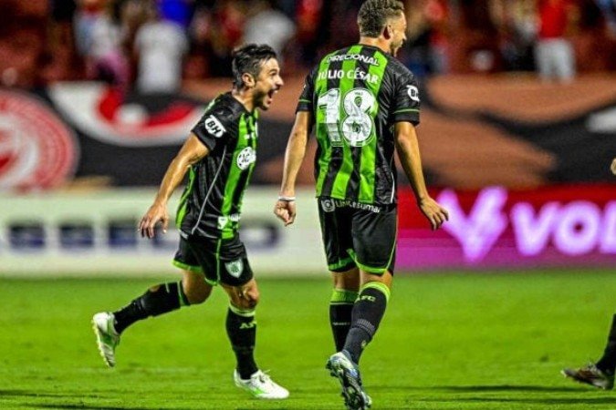 Jogadores do Coelho celebram vitória sobre o Tigre, em Goiânia - (crédito: Foto: Mourão Panda / América-MG) Jogadores do Coelho celebram vitória sobre o Tigre, em Goiânia - (crédito: Foto: Mourão Panda / América-MG)