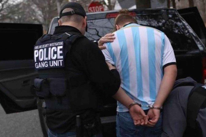 Os protestos em Los Angeles surgiram depois que batidas do ICE (o Serviço de Imigração e Alfândega dos EUA) em diferentes pontos da cidade resultaram na prisão de 118 pessoas - (crédito: EPA-EFE/Shutterstock) Os protestos em Los Angeles surgiram depois que batidas do ICE (o Serviço de Imigração e Alfândega dos EUA) em diferentes pontos da cidade resultaram na prisão de 118 pessoas - (crédito: EPA-EFE/Shutterstock)