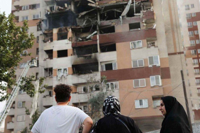 Fumaça sobe de um prédio danificado após ataques israelenses em Teerã -  (crédito: Reuters)