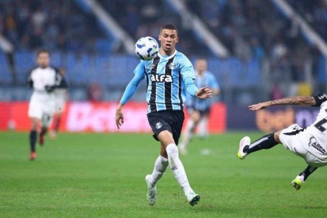 Alysson Edwards teve novo atuação de destaque com a camisa do Grêmio - (crédito: Foto: Lucas Uebel / Grêmio FBPA) Alysson Edwards teve novo atuação de destaque com a camisa do Grêmio - (crédito: Foto: Lucas Uebel / Grêmio FBPA)