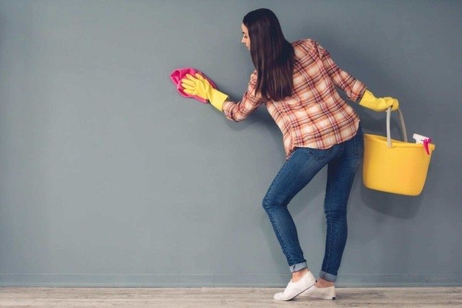 A limpeza recorrente das paredes é mais eficaz e econômica do que a repintura (Imagem: VGstockstudio | Shutterstock) - (crédito: EdiCase) A limpeza recorrente das paredes é mais eficaz e econômica do que a repintura (Imagem: VGstockstudio | Shutterstock) - (crédito: EdiCase)