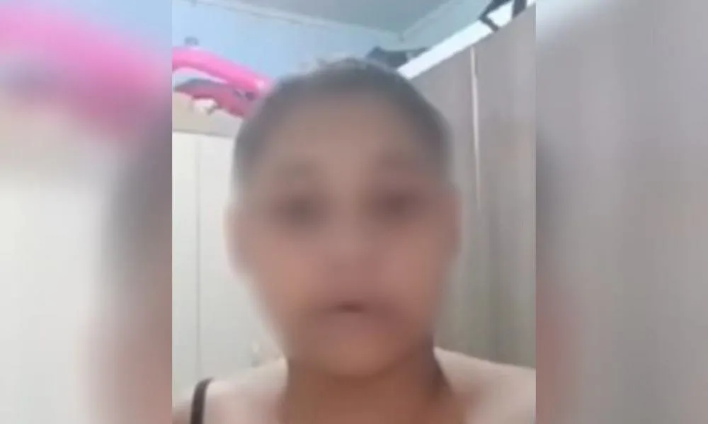 No vídeo, a jovem afirma que a escola não tomou medidas para protegê-la das agressões - (crédito: Reprodução/ Redes sociais) No vídeo, a jovem afirma que a escola não tomou medidas para protegê-la das agressões - (crédito: Reprodução/ Redes sociais)