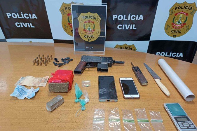 Na residência foram encontradas uma arma de fogo artesanal e entorpecentes - (crédito: PCDF) Na residência foram encontradas uma arma de fogo artesanal e entorpecentes - (crédito: PCDF)
