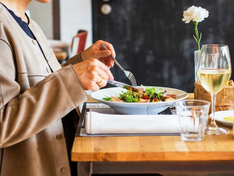 jantar, comer -  (crédito: Louis Hansel/Unsplash)