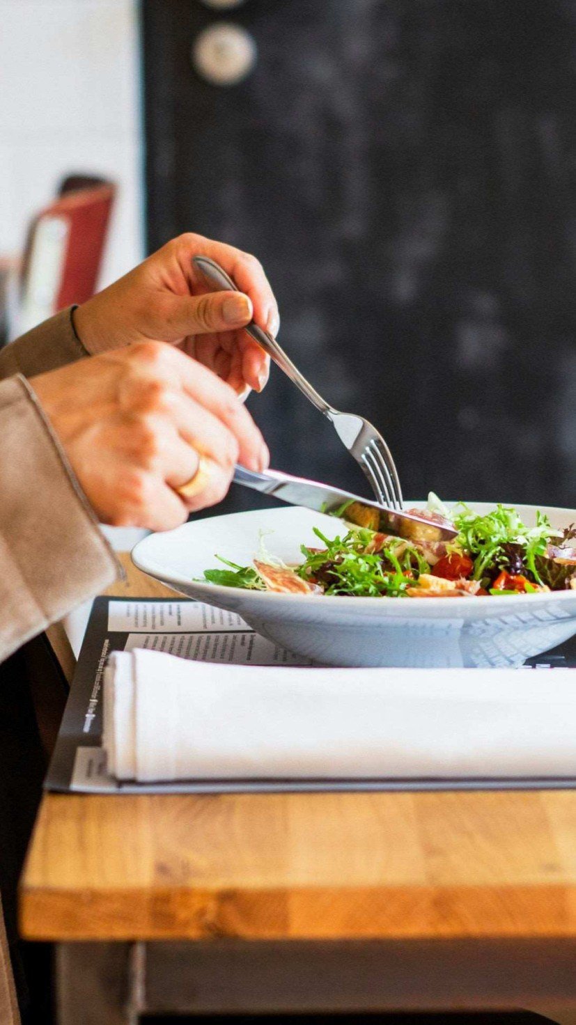 jantar, comer -  (crédito: Louis Hansel/Unsplash)