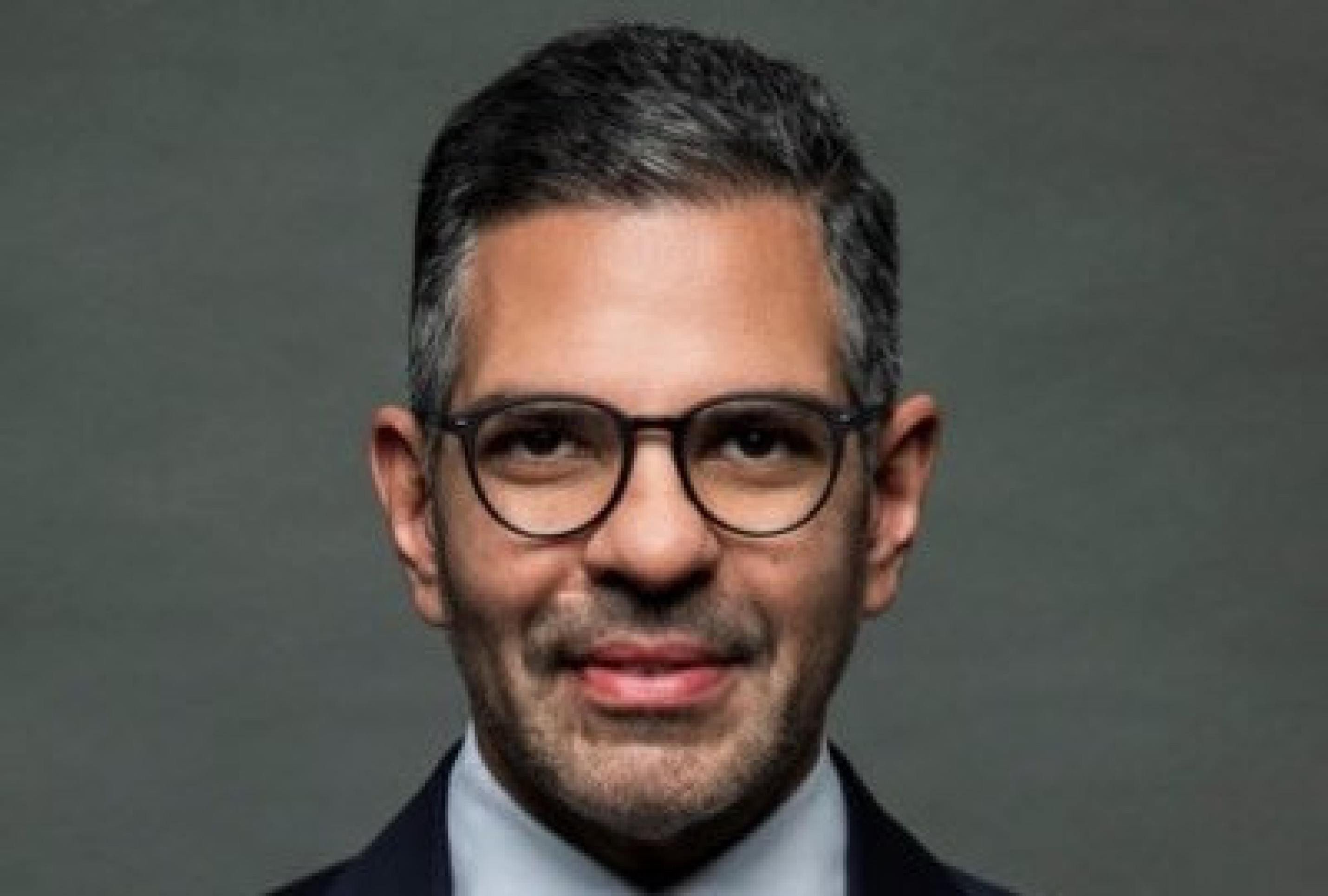 Bilionário amigo do príncipe William morre após engolir abelha em jogo de polo