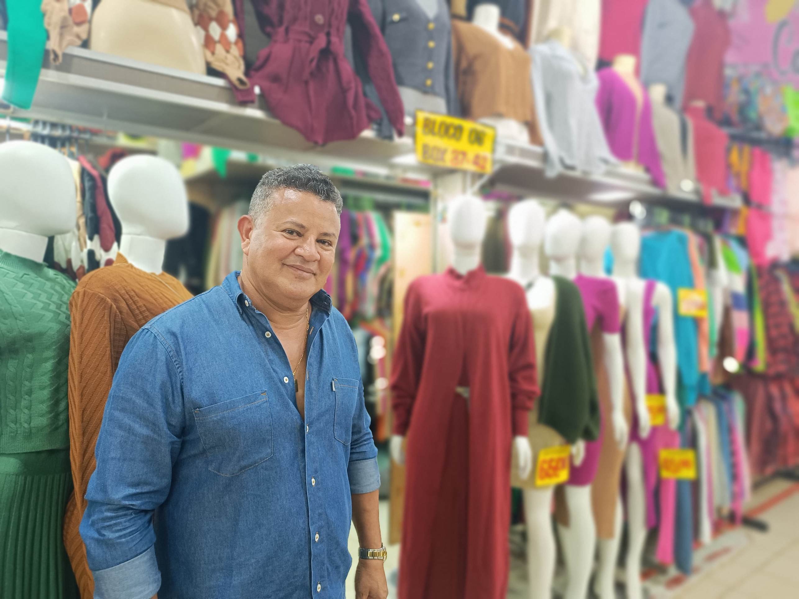 Antônio da Silva diz que vende peças de tricô o ano todo, mas que nesta época a procura aumenta. 