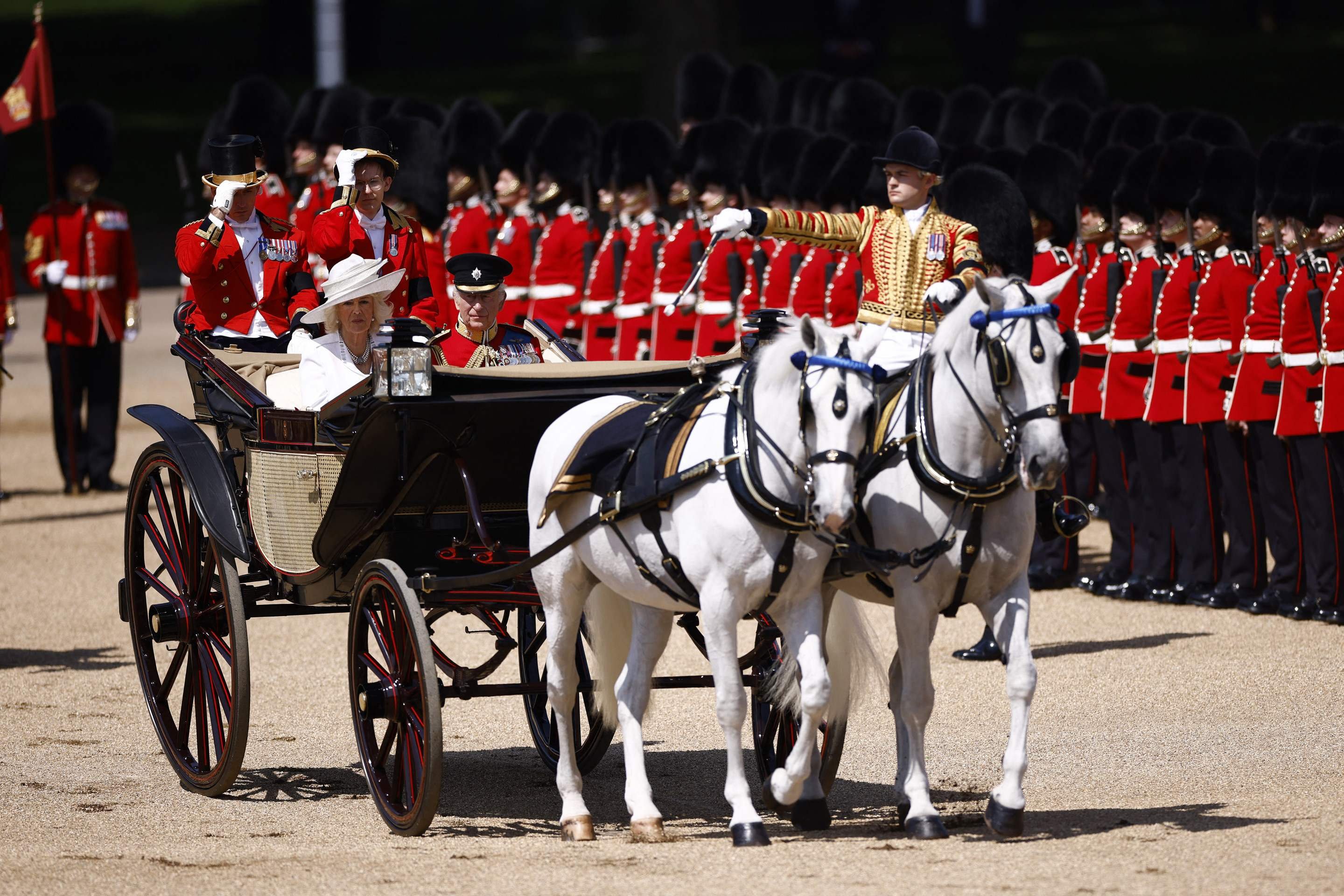 Desfile de aniversário de Charles III em Londres homenageia vítimas do acidente da Air India       