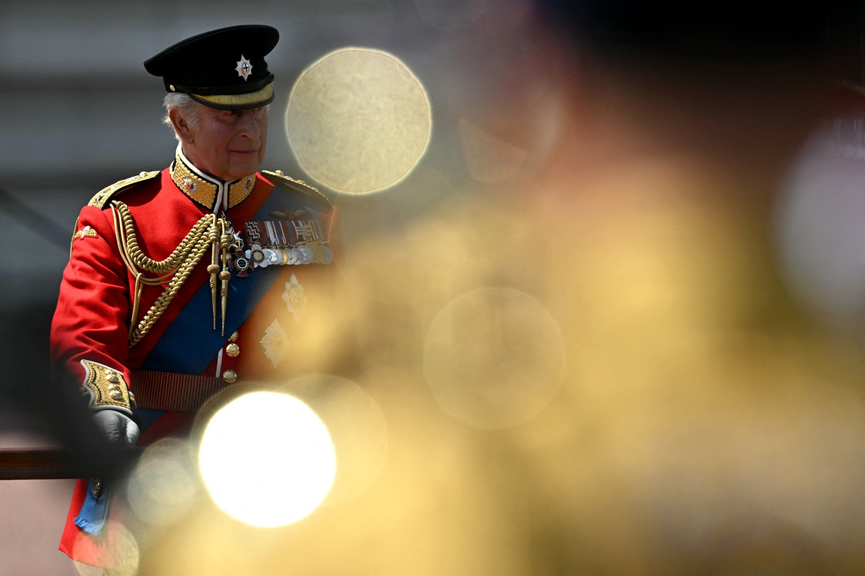 Desfile de aniversário de Charles III em Londres homenageia vítimas do acidente da Air India       