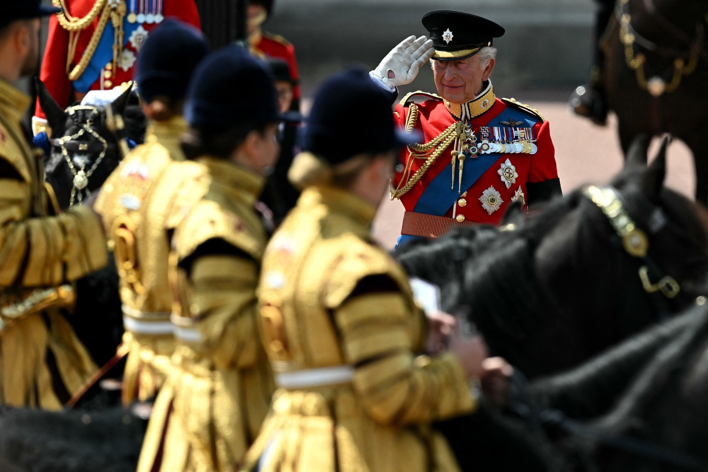 Desfile de aniversário de Charles III em Londres homenageia vítimas do acidente da Air India       