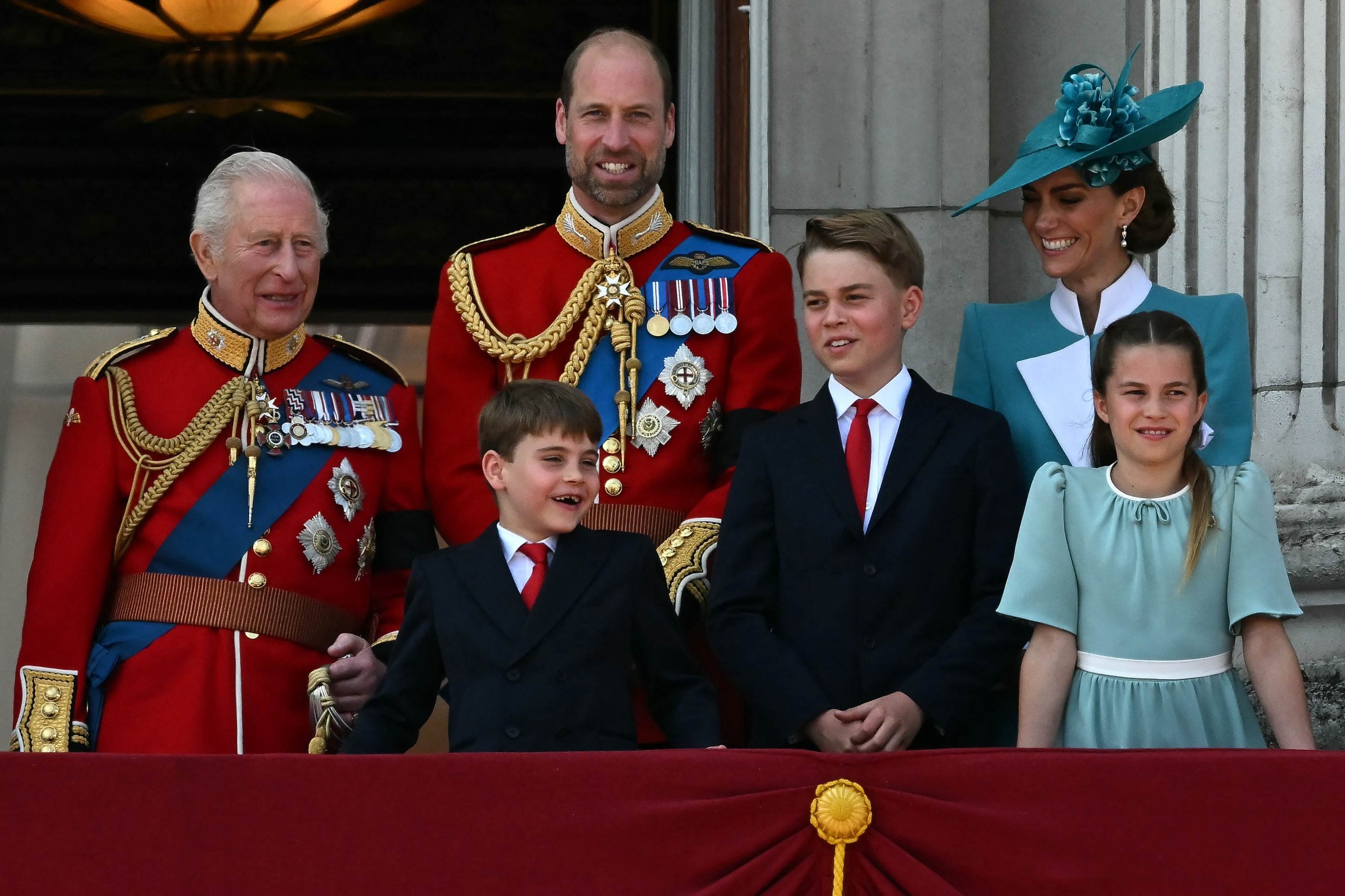 Desfile de aniversário de Charles III em Londres homenageia vítimas do acidente da Air India