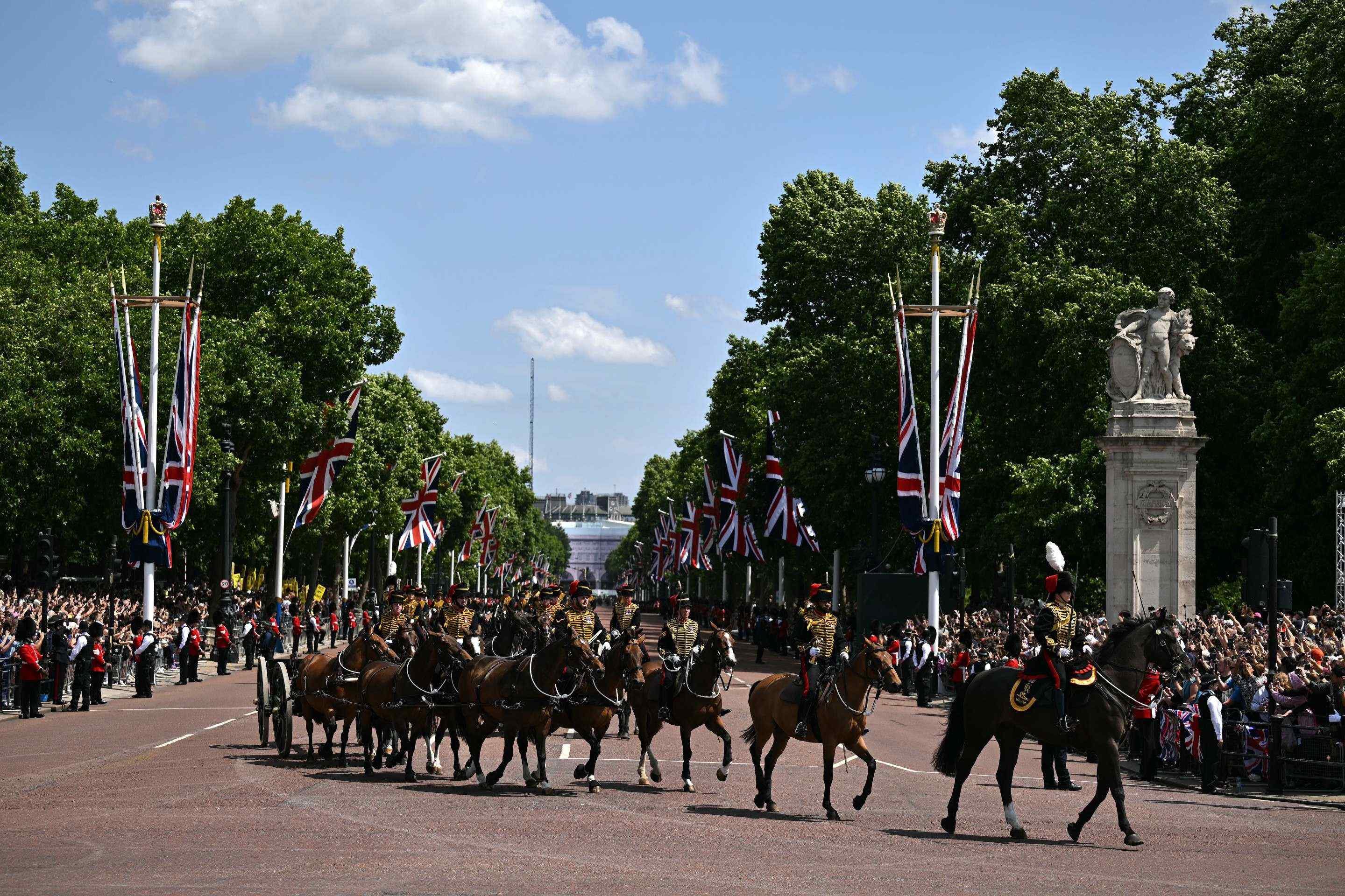 Desfile de aniversário de Charles III em Londres homenageia vítimas do acidente da Air India 