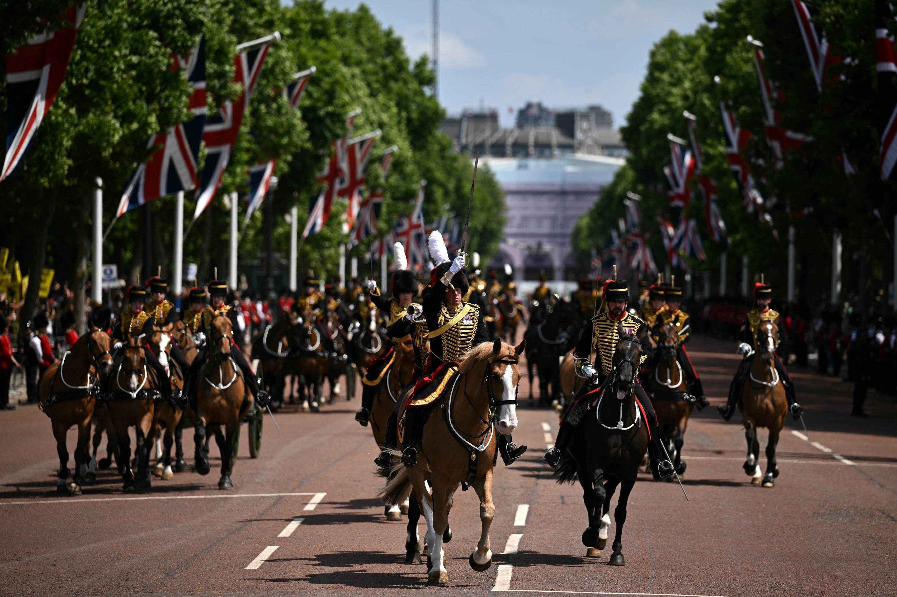 Desfile de aniversário de Charles III em Londres homenageia vítimas do acidente da Air India       