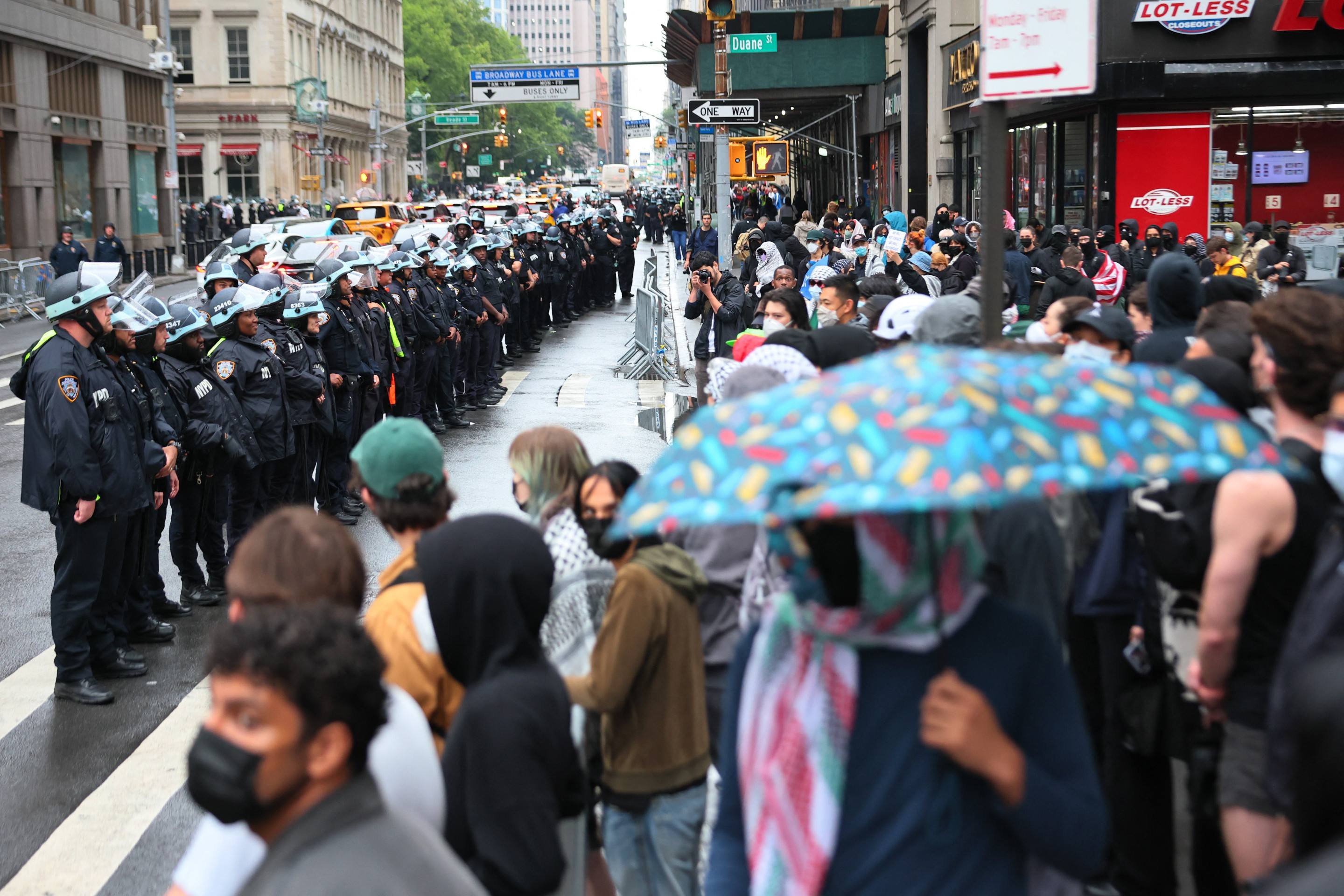 Policiais da Polícia de Nova York em formação durante protestos neste sábado (14/6)