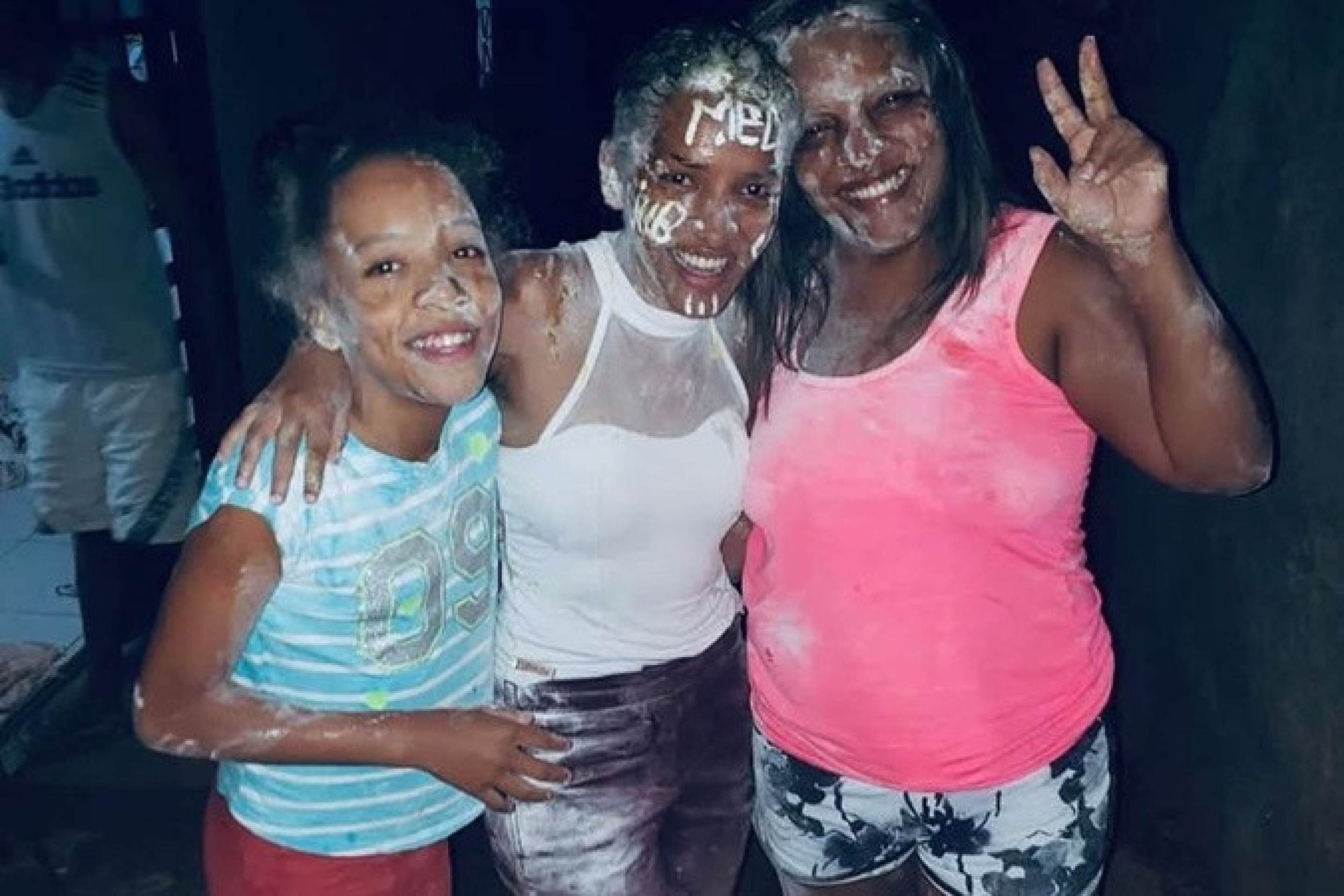 Aprovada em medicina: Rithiele ao lado da irmã mais nova e da mãe Aprovada em medicina: Rithiele ao lado da irmã mais nova e da mãe
