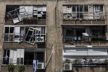 Imagem deste sábado (14/6) registra prédio atacado em Tel Aviv  -  (crédito:  AFP)