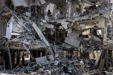 O grupo, que integra uma comitiva oficial em missão no país, foi surpreendido pelos bombardeios na madrugada de sexta-feira (13). Ao longo do dia, o exército israelense emitiu alertas, informando que dezenas de mísseis haviam sido disparados a partir do Irã, e orientando a população a procurar os abrigos -  (crédito:  AFP)
