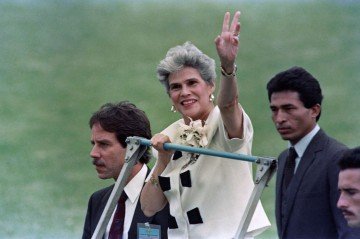 Então presidente da Nicarágua, Violeta Chamorro acena para a multidão em 8 de maio de 1990       -  (crédito: David AKE/AFP)
