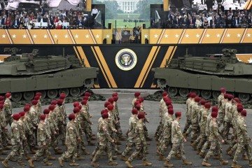  US President Donald Trump (C-R) watches as  of the 82nd Airborne Division march past during the Army 250th Anniversary Parade from the Ellipse in Washington, DC on June 14, 2025. Trump's long-held dream of a parade will come true as nearly 7,000 troops plus dozens of tanks and helicopters rumble through the capital in an event officially marking the 250th anniversary of the US army which also coincides with President Donald Trump's 79th birthday. (Photo by Mandel NGAN / AFP)
     -  (crédito:  AFP)