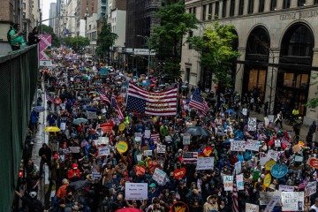 NEW YORK, NEW YORK - JUNE 14: Thousands of New Yorkers march in opposition of Donald Trump's presidency on the day of the military parade celebrating the 250th anniversary of the U.S. Army on June 14, 2025 in New York, New York. Hundreds of marches and protests against the Trump istration are happening across the United States today. Today's parade coincides with President Trump's birthday.   Alex Kent/Getty Images/AFP (Photo by Alex Kent / GETTY IMAGES NORTH AMERICA / Getty Images via AFP)
       -  (crédito:  Getty Images via AFP)