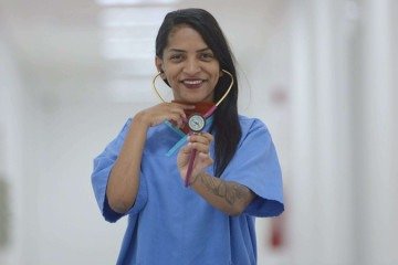 A festa de formatura de Rithiele Souza Silva, 30 anos, em medicina, será em agosto, mas ela superou inúmeros obstáculos para seguir com o sonho de tornar-se médica pela Universidade de Brasília (UnB). A formanda abandonou os bancos escolares durante 10 anos, teve que concluir os estudos por meio do EJA, superou depressão e enfrentou dificuldades financeiras. -  (crédito: Ed Alves CB/DA Press)