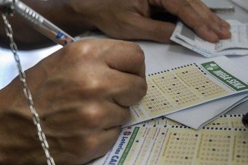 Prêmio para quem acertar seis dezenas da Mega-Sena sobe de 35% do total para 40% -  (crédito: Marcello Casal Jr / Agência Brasil)