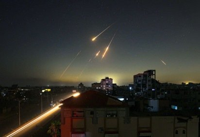 ISrael atacou a faixa de Gaza na madrugada deste sábado e deixou dezenas de mortos        -  (crédito: Eyad BABA / AFP)
