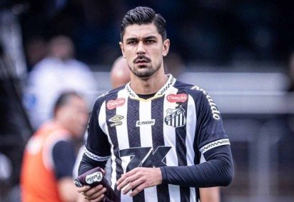 João Basso tem 9 jogos pelo Santos em 2025 -  (crédito: Foto: Raul Baretta/Santos FC)
