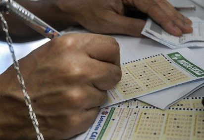 Prêmio para quem acertar seis dezenas da Mega-Sena sobe de 35% do total para 40% -  (crédito: Marcello Casal Jr / Agência Brasil)