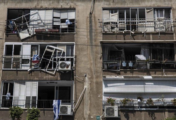 Imagem deste sábado (14/6) registra prédio atacado em Tel Aviv - (crédito: AFP)