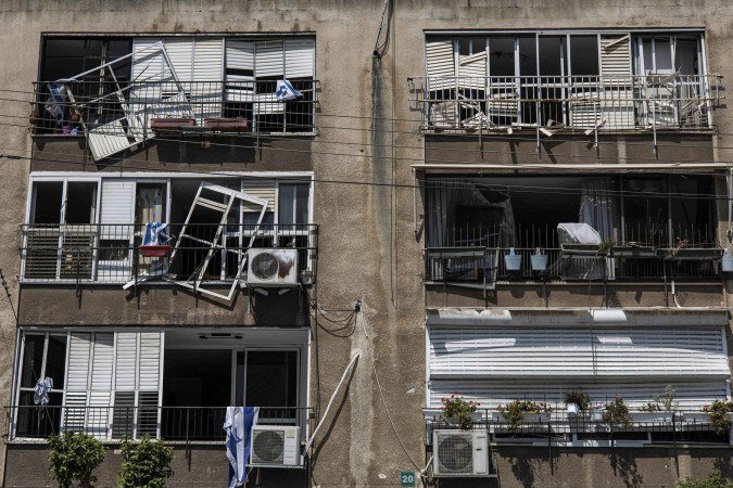 Imagem deste sábado (14/6) registra prédio atacado em Tel Aviv - (crédito: AFP) Imagem deste sábado (14/6) registra prédio atacado em Tel Aviv - (crédito: AFP)