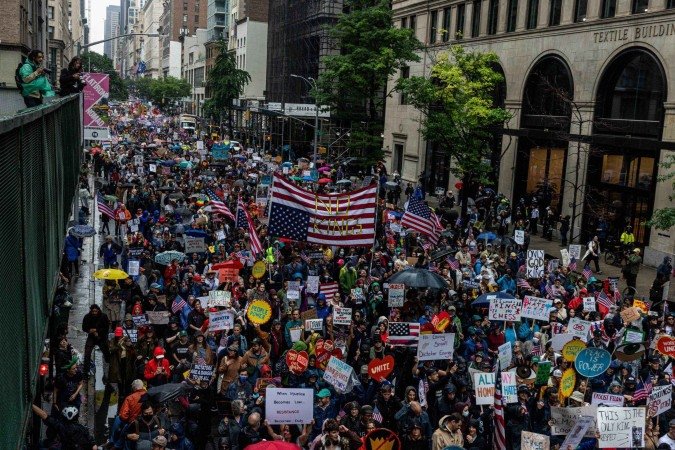 NEW YORK, NEW YORK - JUNE 14: Thousands of New Yorkers march in opposition of Donald Trump's presidency on the day of the military parade celebrating the 250th anniversary of the U.S. Army on June 14, 2025 in New York, New York. Hundreds of marches and protests against the Trump istration are happening across the United States today. Today's parade coincides with President Trump's birthday. Alex Kent/Getty Images/AFP (Photo by Alex Kent / GETTY IMAGES NORTH AMERICA / Getty Images via AFP)
- (crédito: Getty Images via AFP) NEW YORK, NEW YORK - JUNE 14: Thousands of New Yorkers march in opposition of Donald Trump's presidency on the day of the military parade celebrating the 250th anniversary of the U.S. Army on June 14, 2025 in New York, New York. Hundreds of marches and protests against the Trump istration are happening across the United States today. Today's parade coincides with President Trump's birthday. Alex Kent/Getty Images/AFP (Photo by Alex Kent / GETTY IMAGES NORTH AMERICA / Getty Images via AFP)
- (crédito: Getty Images via AFP)