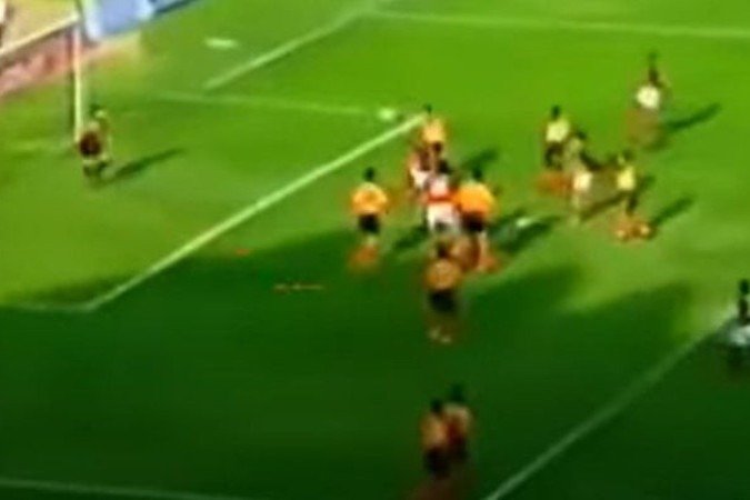 Em1993, Marcelinho cabeceia e faz o gol de Flamengo 1a 0 no Espérance - (crédito: Foto: Reprodução de vídeo YouTube ) Em1993, Marcelinho cabeceia e faz o gol de Flamengo 1a 0 no Espérance - (crédito: Foto: Reprodução de vídeo YouTube )