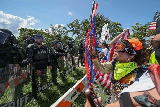 Um manifestante perto da casa do presidente Donald Trump em Mar-a-Lago, em West Palm Beach, Flórida - (crédito: Getty Images) Um manifestante perto da casa do presidente Donald Trump em Mar-a-Lago, em West Palm Beach, Flórida - (crédito: Getty Images)