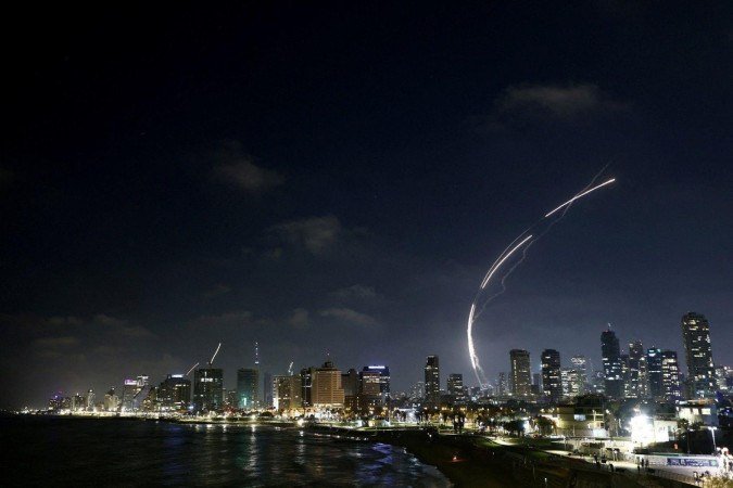 Danos na cidade israelense de Ramat Gan - (crédito: Reuters) Danos na cidade israelense de Ramat Gan - (crédito: Reuters)