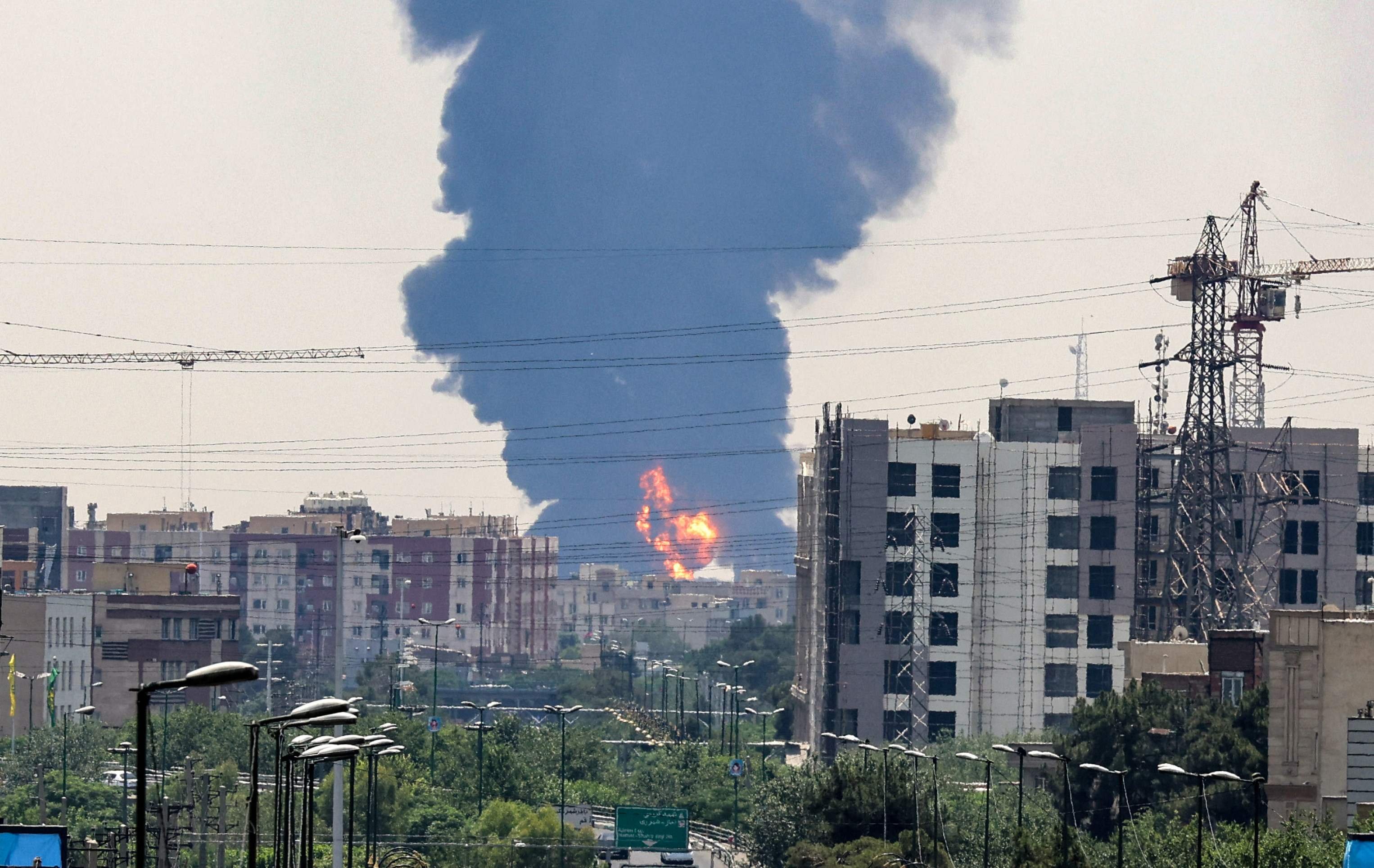 Uma coluna de fumaça preta sobe sobre uma refinaria de petróleo no sul de Teerã, após ter sido atingida por um ataque israelense durante a noite, em 15 de junho de 2025.
