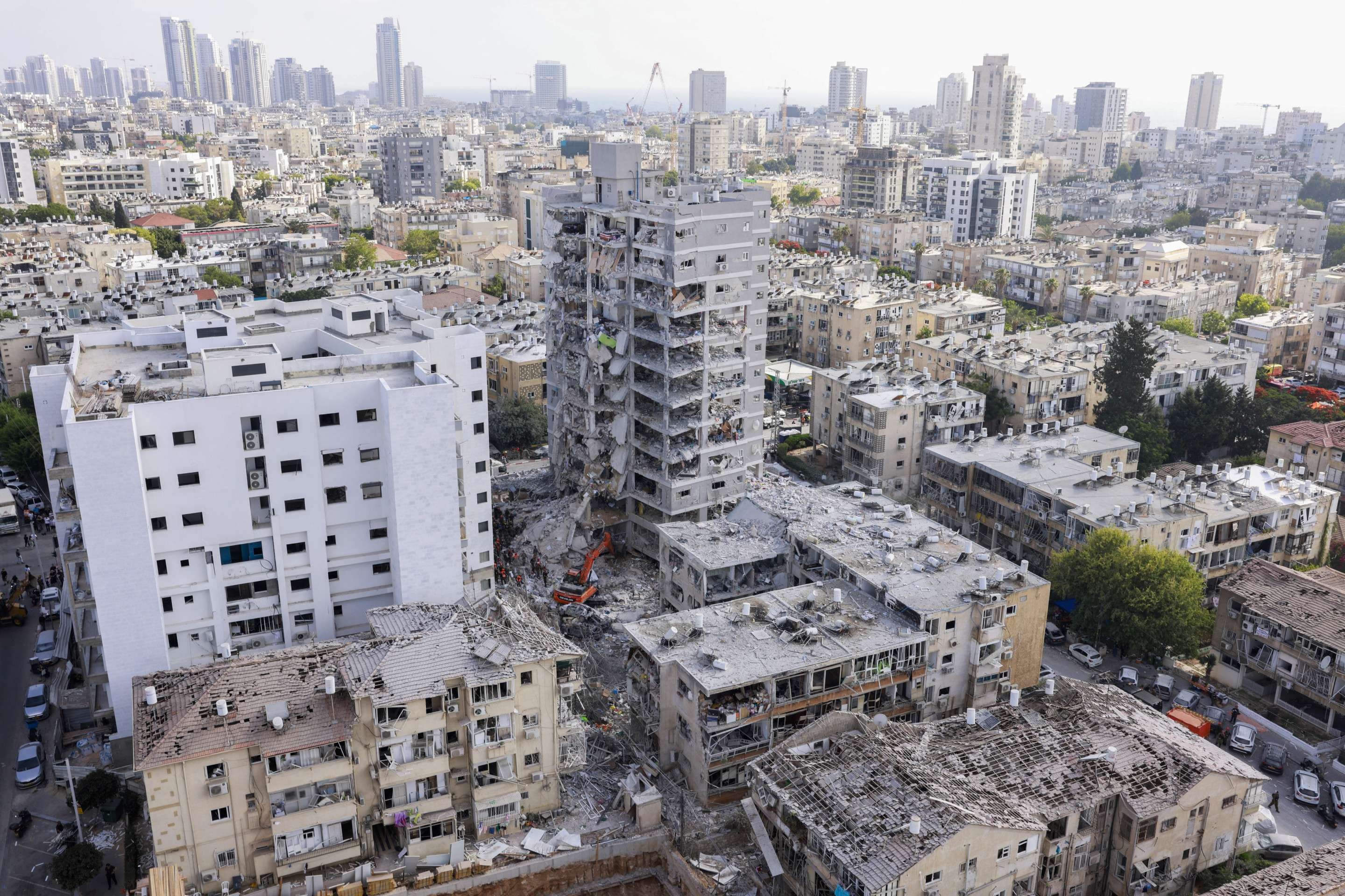 Uma visão geral mostra a destruição no local de um ataque noturno de mísseis iranianos em Bat Yam em 15 de junho de 2025