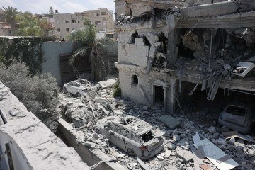 Carros danificados jazem em meio aos escombros de um prédio danificado na cidade de Tamra, no norte de Israel, após um ataque de míssil do Irã durante a noite de 15 de junho de 2025 
       -  (crédito: Ahmad Gharabili/AFP)