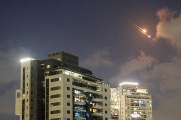  A picture shows rocket trails in the sky above the Israeli coastal city of Netanya amid a fresh barrage of Iranian missile attacks on June 15, 2025. Israel and Iran traded heavy fire for a third straight day on June 15, with mounting casualties and expanding targets marking a sharp escalation in hostilities between the longtime foes. (Photo by Jack GUEZ / AFP)
       -  (crédito:  AFP)