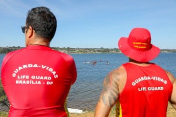 Mais dois pontos do CBMDF com equipes preparadas e equipamentos de resgate estão à disposição na orla, próximos à Ponte JK e à Prainha do Lago Norte -  (crédito: Lúcio Bernardo Jr. / Agência Brasília)