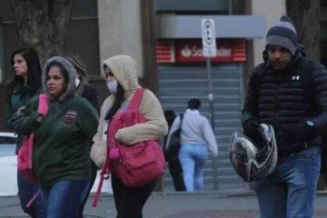 Na capital, os cidadãos tentam se proteger das manhãs geladas com gorros e casacos pesados -  (crédito: Jair Amaral/EM/D.A Press)