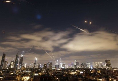 Os sistemas de defesa aérea israelenses são ativados para interceptar mísseis iranianos sobre a cidade israelense de Tel Aviv em meio a uma nova barragem de foguetes iranianos em 15 de junho de 2025       -  (crédito:  AFP)