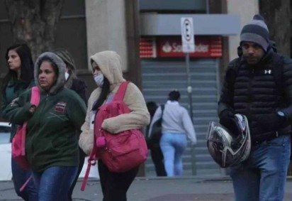 Na capital, os cidadãos tentam se proteger das manhãs geladas com gorros e casacos pesados -  (crédito: Jair Amaral/EM/D.A Press)