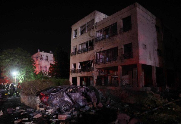 Israeli emergency and security service members deploy at a site hit by an Iranian rocket in the city of Haifa on June 15, 2025. Israel and Iran traded heavy fire for a third straight day on June 15, with mounting casualties and expanding targets marking a sharp escalation in hostilities between the longtime foes. (Photo by AHMAD GHARABLI / AFP)
- (crédito: AFP)