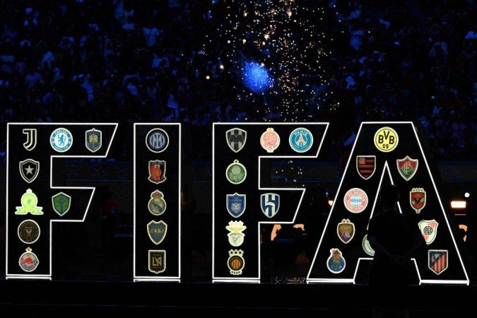 Escudos dos 32 clubes participantes da Copa do Mundo enfeitam escudo luminoso da Fifa: evento reúne gigantes de vários países em disputa sonhada por muitos - (crédito: Chandan Khanna/AFP) Escudos dos 32 clubes participantes da Copa do Mundo enfeitam escudo luminoso da Fifa: evento reúne gigantes de vários países em disputa sonhada por muitos - (crédito: Chandan Khanna/AFP)