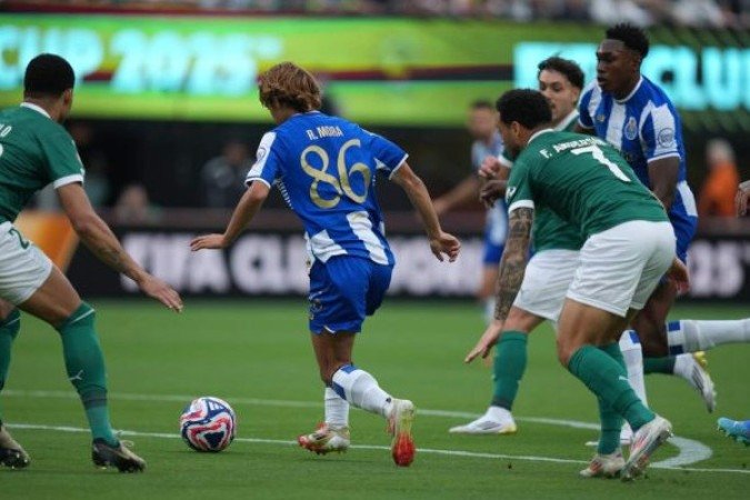 PORTO – O time mostrou deficiência física, tanto que caiu nos dez minutos finais de cada tempo. Não sofreu gols nesses períodos por milagre. Os destaques foram o goleiro Cláudio Ramos, o criador Rodrigo Mora e o defensor Marcano. Nota: 6,0 Foto: Divulgação/ Porto